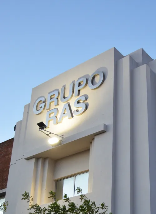 Cartel exterior en oficinas centrales de GRUPO RAS