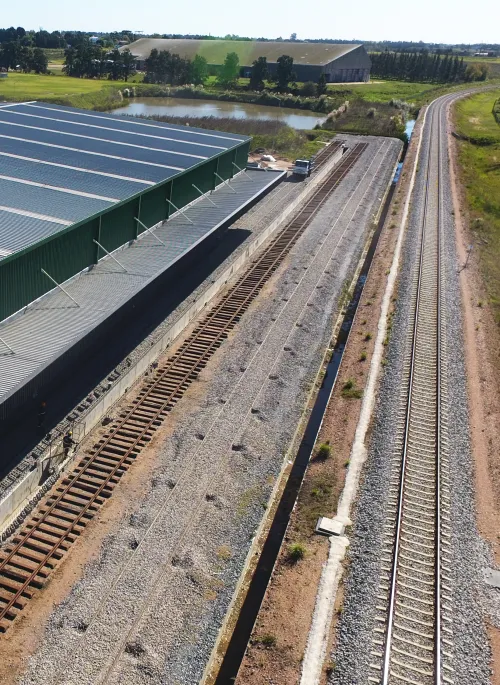 Vista aérea de vía de ferrocarril con desvíos en fondo de PIR5